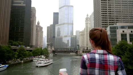 Spaziergang-Am-Chicago-River.-Rückansicht-Eines-Mädchens-Mit-Blick-Auf-Die-Skyline-Von-Chicago