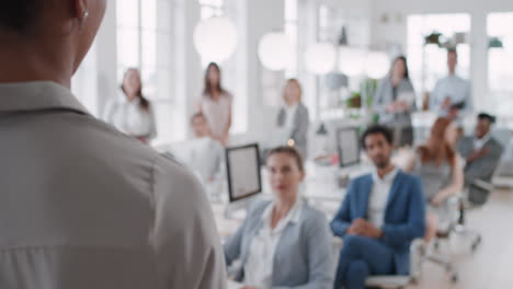 mujer líder de equipo de negocios presentando en la oficina reuniéndose con colegas compartiendo ideas de liderazgo en la oficina seminario de presentación de capacitación