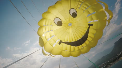 Eine-Kühle-Gelbe-Kuppel-Des-Fallschirms-Gegen-Den-Blauen-Himmel-Und-Die-Sonne,-Die-Durch-Sie-Hindurchschaut