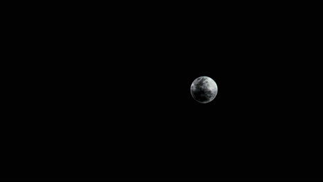 Nachtzeitraffer-Von-Wolken,-Die-Dem-Mond-Nachjagen