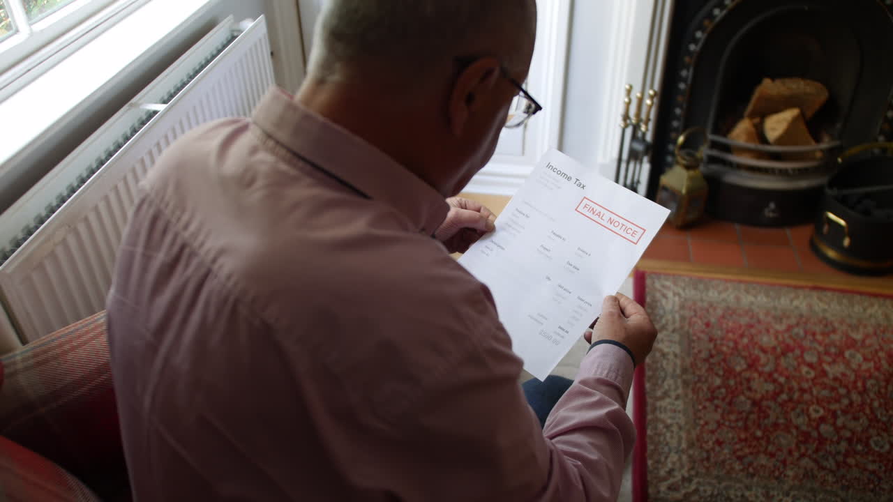 부채 편지를 여는 외로운 노인