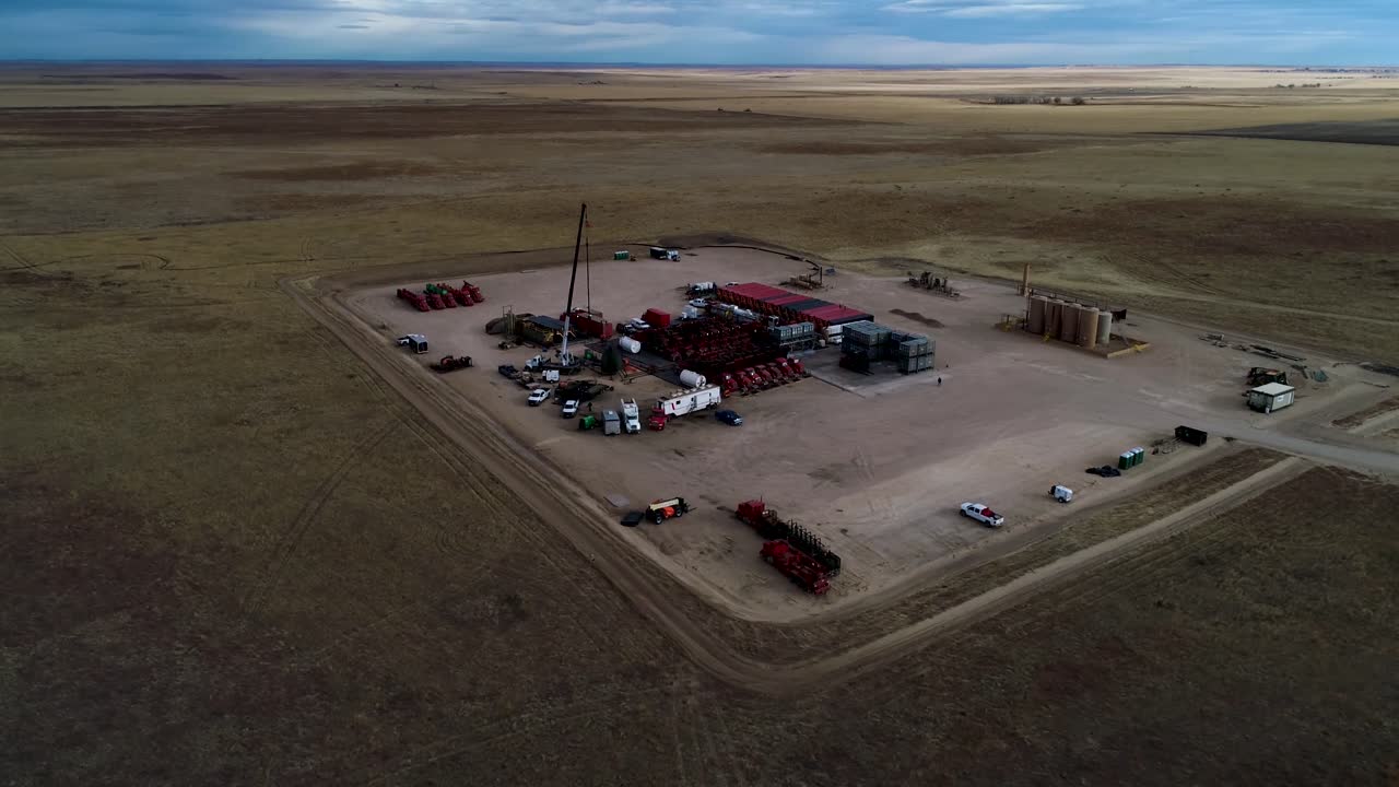 órbita de drones con amplia perspectiva de una plataforma de fracturación hidráulica o fracking en las llanuras del este de colorado 2021