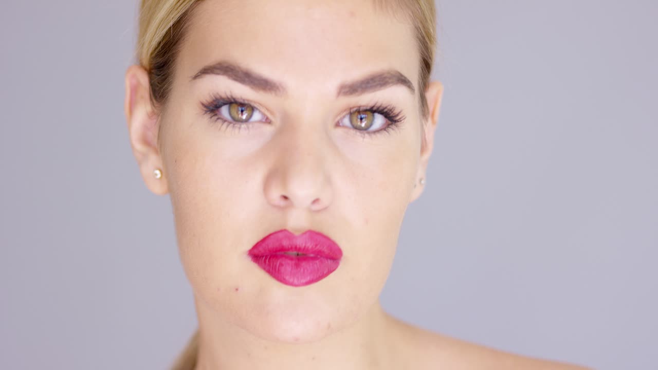 и милый портрет блондинки на сером