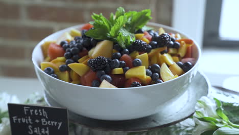 Durstlöschender-Obstsalat-In-Schale-Präsentiert