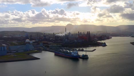 Vista-Panorámica-De-La-Ciudad-De-Acero-De-Wollongong-Australia-Al-Atardecer---Toma-Aérea