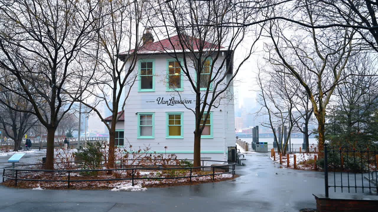 New York, Hoa Kỳ, ngày 24 tháng 12 năm 2025: Bờ sông mùa đông Jane Carousel. Khuôn viên Jane Carousel trên bờ sông Brooklyn với đường chân trời Manhattan.