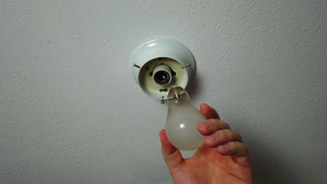 Removing-a-broken-and-burnt-out-light-and-it-breaks-even-more-leaving-the-screw-piece-in-the-socket