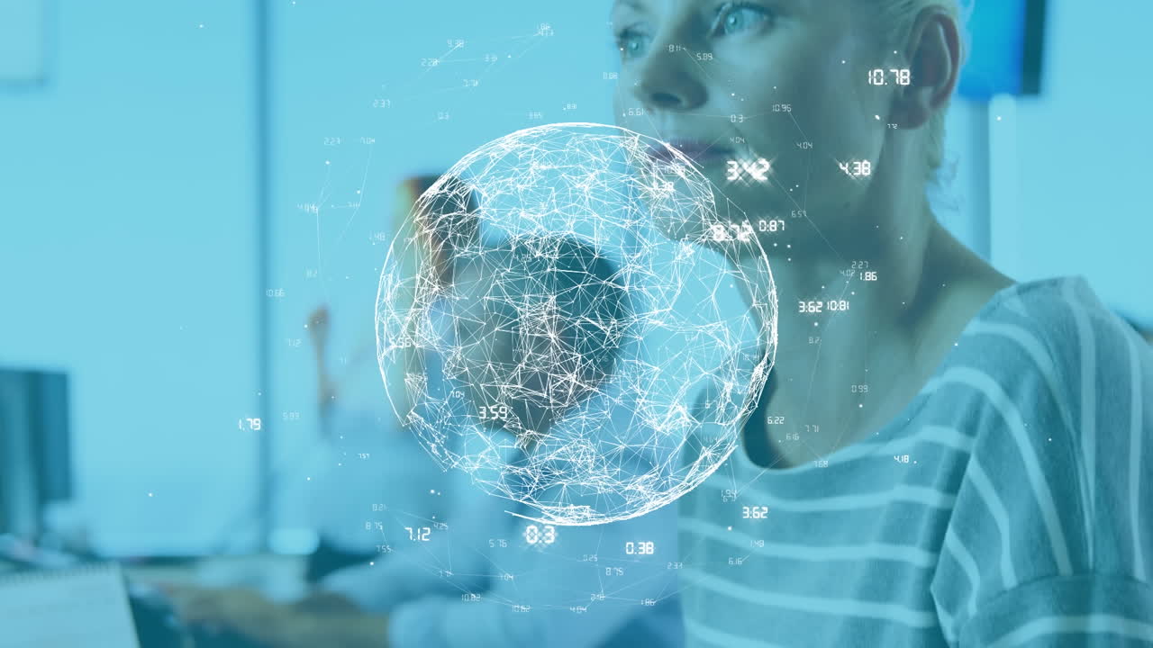 mundo de redes de conexiones girando en contra de la mujer caucásica que trabaja en la oficina