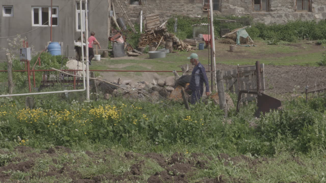 조지아주 타바츠쿠리 호수 옆 몰리티의 작은 마을에서 일상적인 집안일을 하는 소박한 시골 생활을 하는 사람들