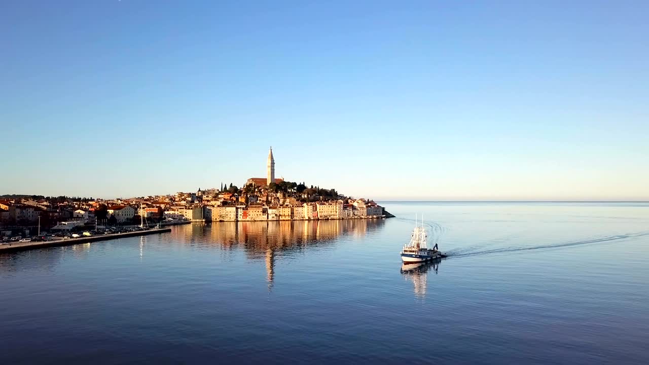 로빈지 (rovinj) 의 오래된 도시, 어선과 바다의 반사와 함께 아침 공중 파노라마 (istria, 크로아티아)