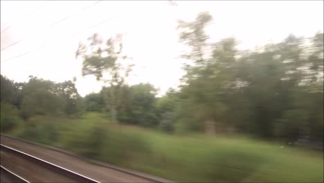 una vista de pasajero de un viaje en tren de la línea principal en inglaterra, reino unido, desde retford hasta la estación king&#39;s cross