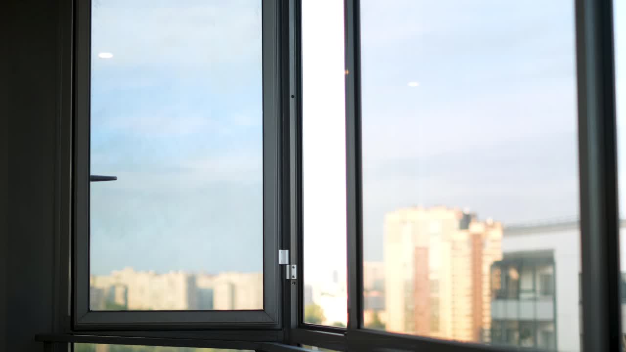 ventana abierta con vista a la ciudad