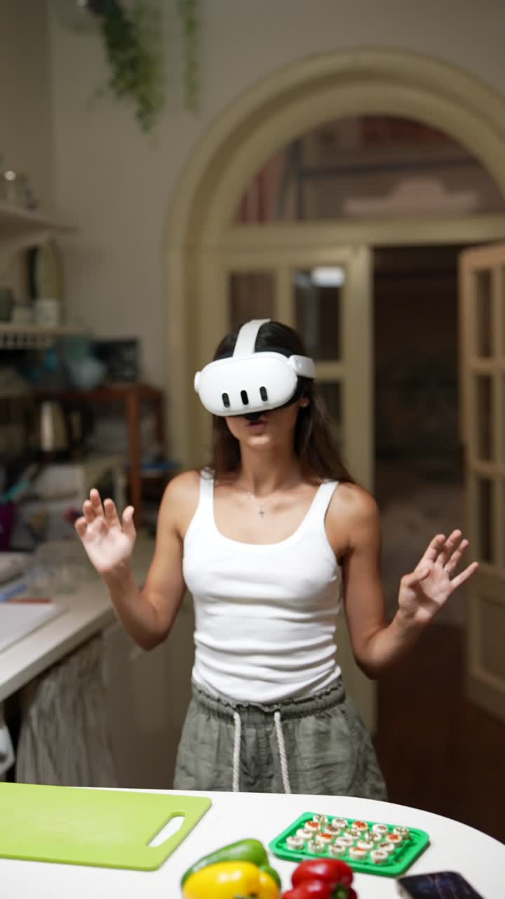 Donna che indossa un visore VR e si gode un'esperienza di cucina virtuale in cucina