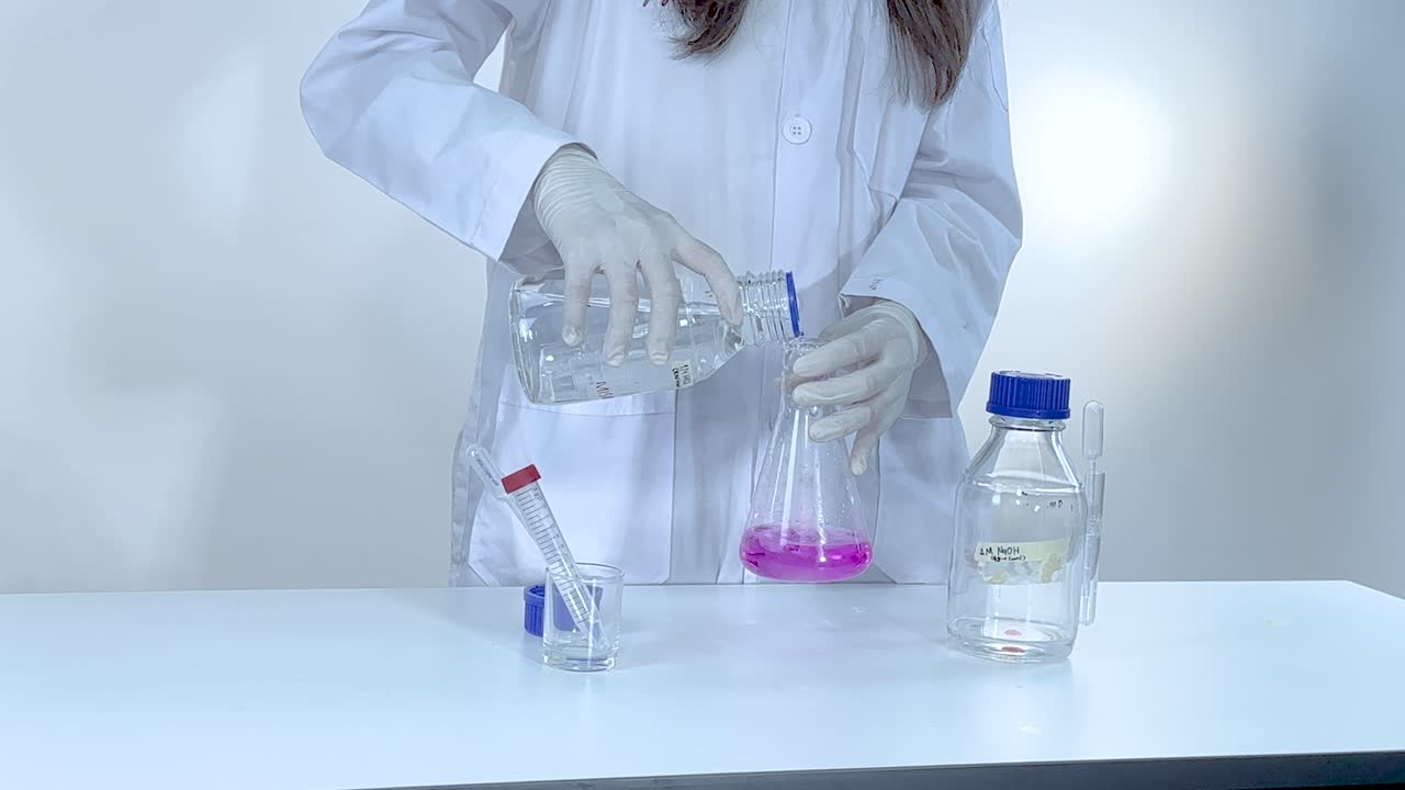 observando el cambio de color con las bases en el experimento científico