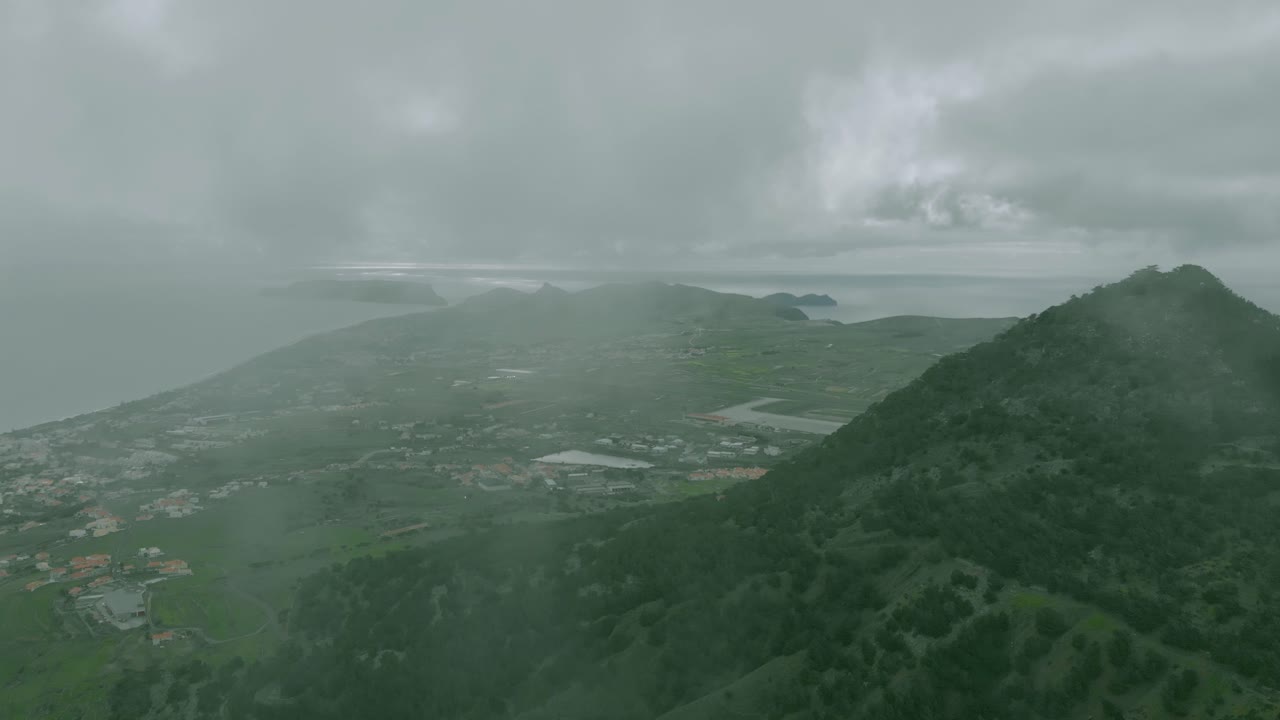 pico do facho y la costa en el fondo en un día lluvioso, madeira en portugal