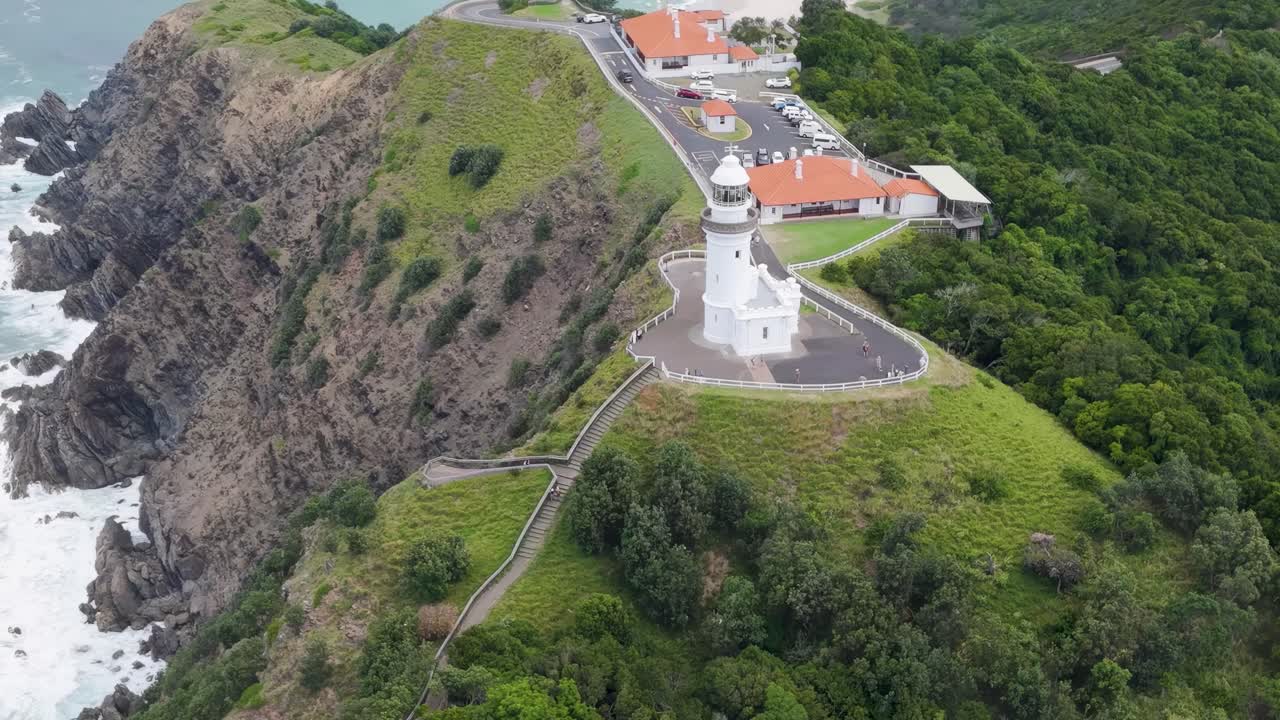drones capturan vistas panorámicas del faro y la costa