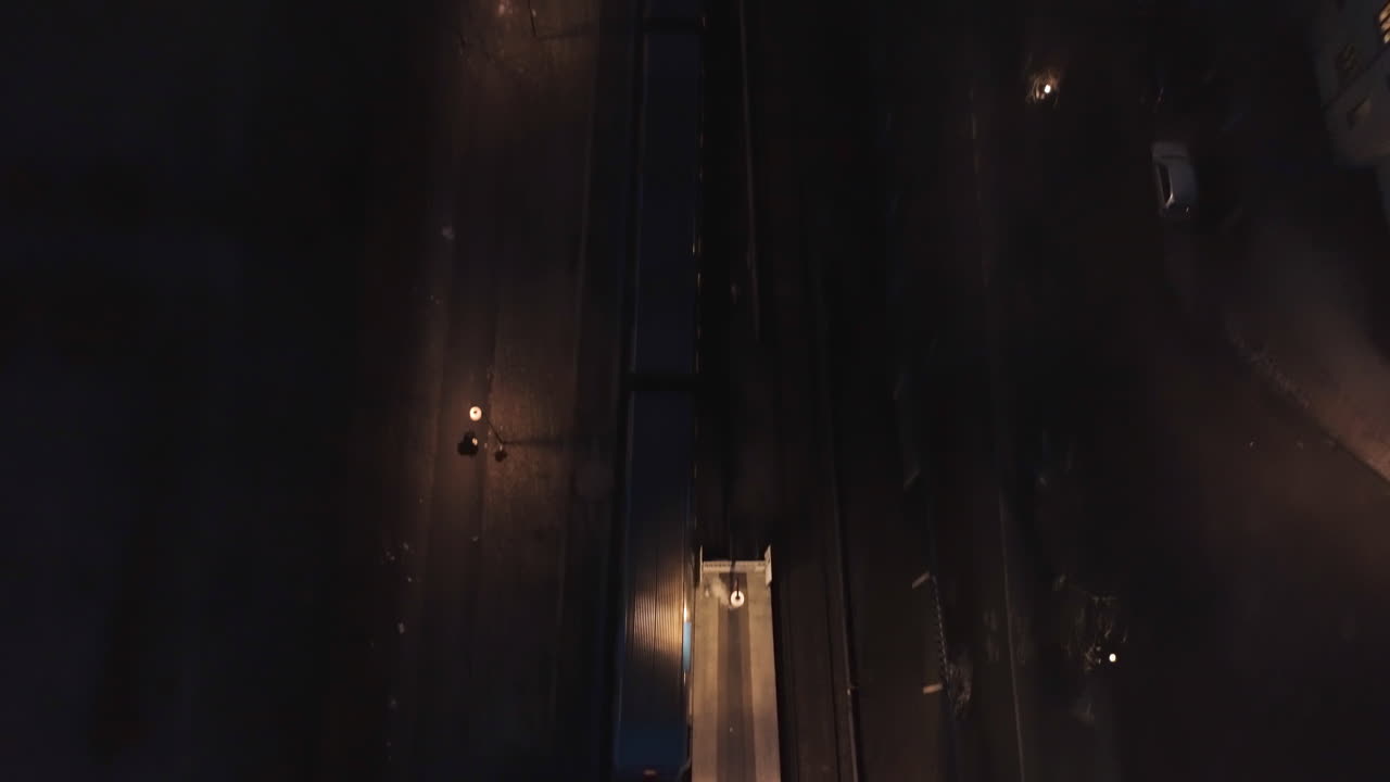 наклон от поезда метро, отправляющегося с платформы в центр стокгольма