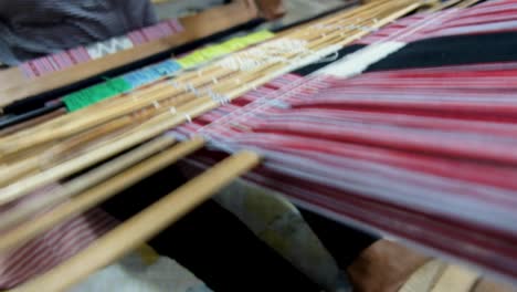 Primer-Plano-De-Mujeres-Timorenses-Que-Trabajan-Hábilmente-En-La-Fabricación-De-Un-Tejido-Tais-Colorido-Cultural-Tradicional-En-Un-Telar-En-Timor-Leste,-Sudeste-De-Asia