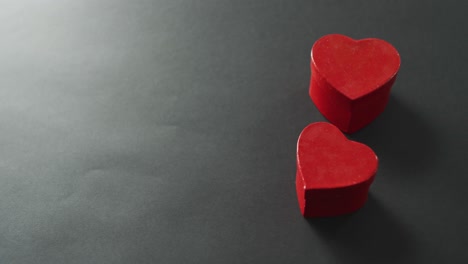 corazones rojos en forma de cajas en el día de san valentín sobre un fondo gris