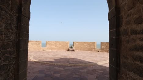 muralla en skala de la ville, cañón y océano en primer plano