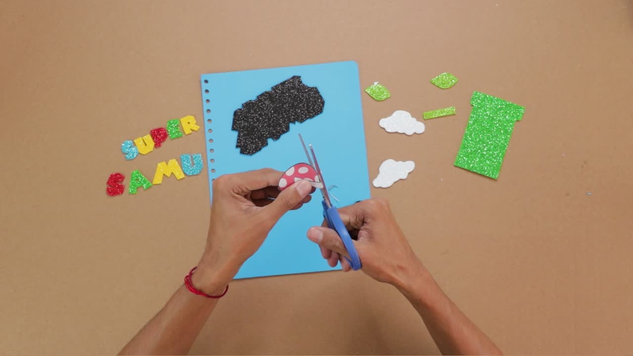 노트북 앞 표지를 장식하기 위해 스크북 종이를 잘라서 종이 예술과 공예품