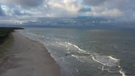 vista aérea de drones de las olas del mar báltico