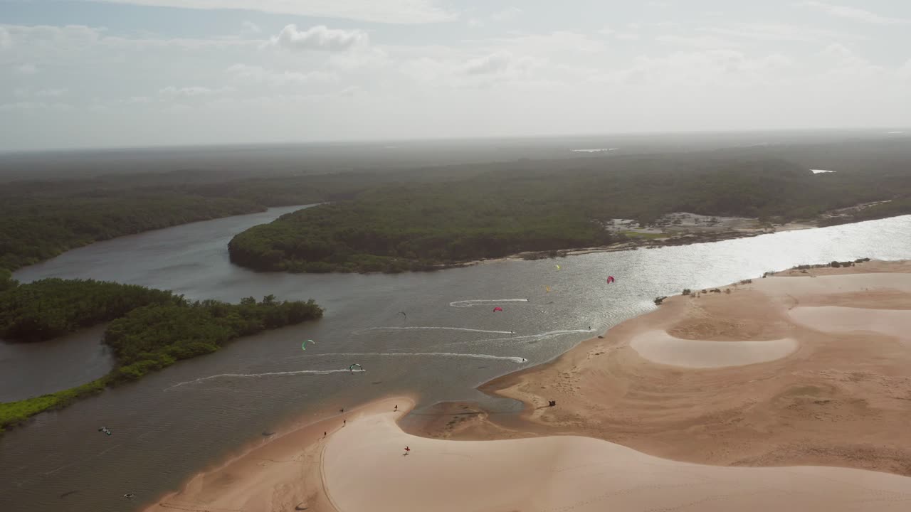 aéreo: kitesurf en el delta del río parnaiba, norte de brasil