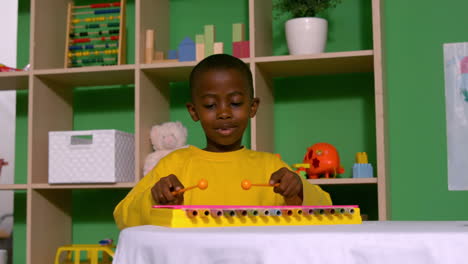 Un-Niño-Lindo-Tocando-El-Xilófono-En-El-Aula