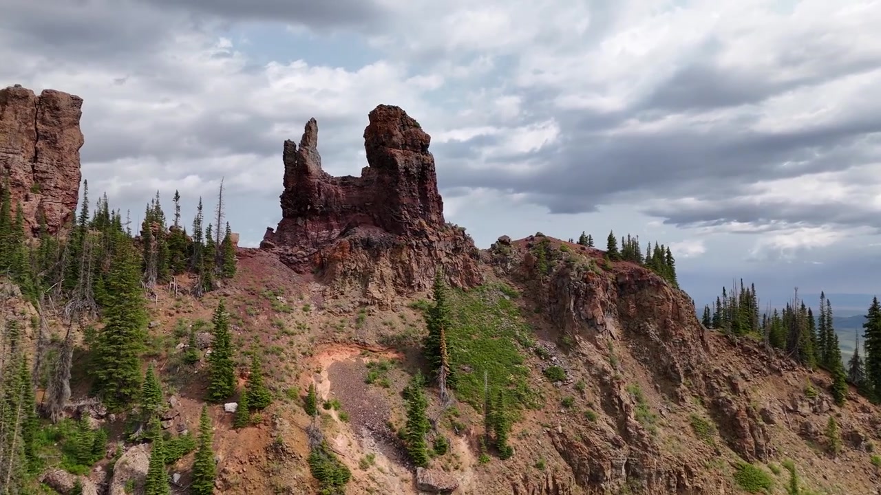 Droneopptak av Rabbit Ears Peak, unik fjellformasjon i Rocky Mountains, Colorado, USA