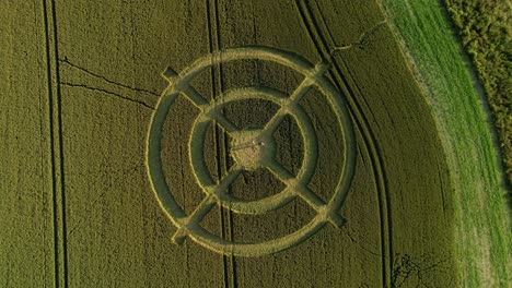 Hackpen-Hill-Extraños-Símbolos-De-Círculos-De-Cultivos-En-La-Agricultura-De-Pastos-Rurales-Pradera-Vista-Aérea-Birdseye-Disparo-Descendente