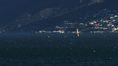 faro de la ciudad costera y gaviotas, cámara lenta 4k