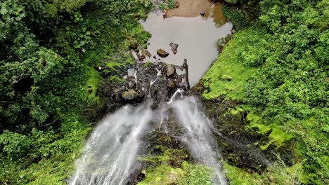 Drohnen-Luftaufnahme,-Die-Den-Von-Bäumen-Umgebenen-Wasserfall-Heranzoomt