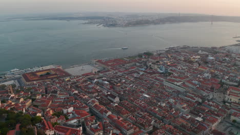 Amplia-Panorámica-Aérea-De-Casas-Costeras-Y-Famosos-Lugares-De-Interés-Turístico-A-Lo-Largo-Del-Mar-En-El-Centro-De-La-Ciudad-De-Lisboa