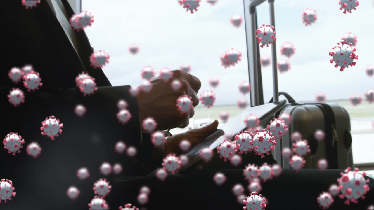 디지털 태블릿을 사용하여 사람의 중간 부분에 대해 떠다니는 코로나19 세포의 디지털 복합 비디오