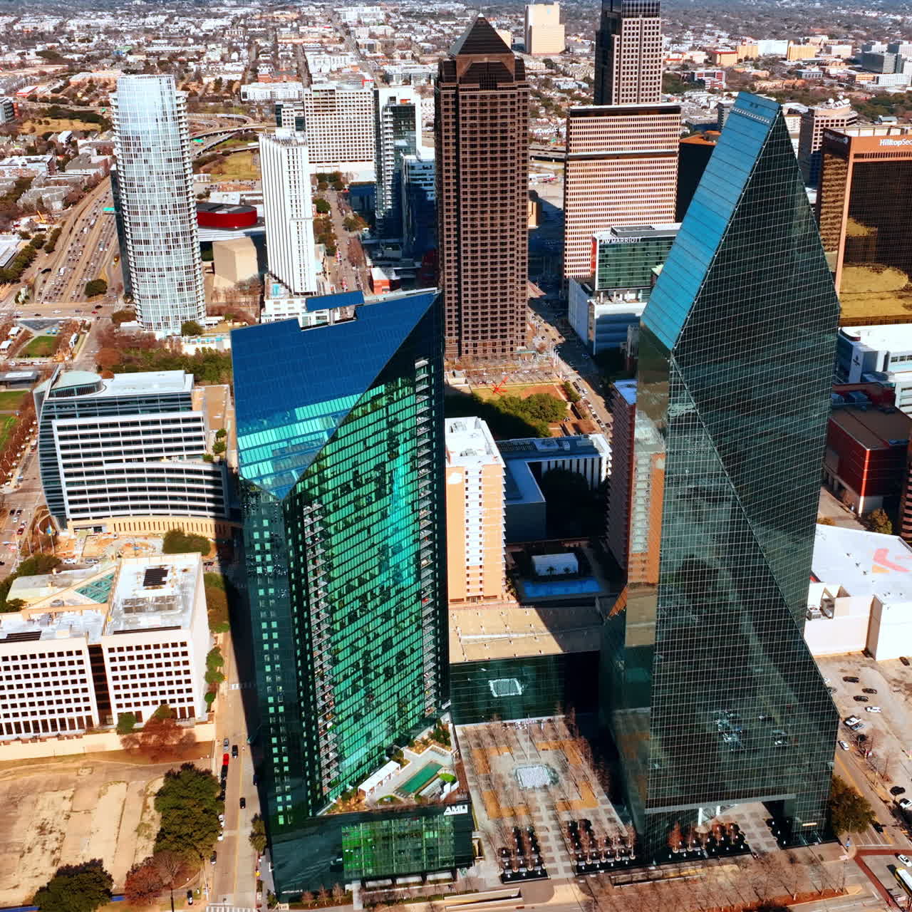 Toàn cảnh khu Uptown Dallas từ trên cao vào ngày nắng. Khung cảnh đô thị lớn của Mỹ hiện đại và sống động.