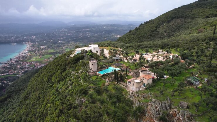 Ripresa rotante in senso antiorario di immobili di lusso tra montagne ricoperte di foreste