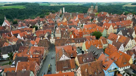 4k drona lotnicza wideo historycznej wieży markusa w otoczonym murami mieście rothenburg ob der tauber, niemcy