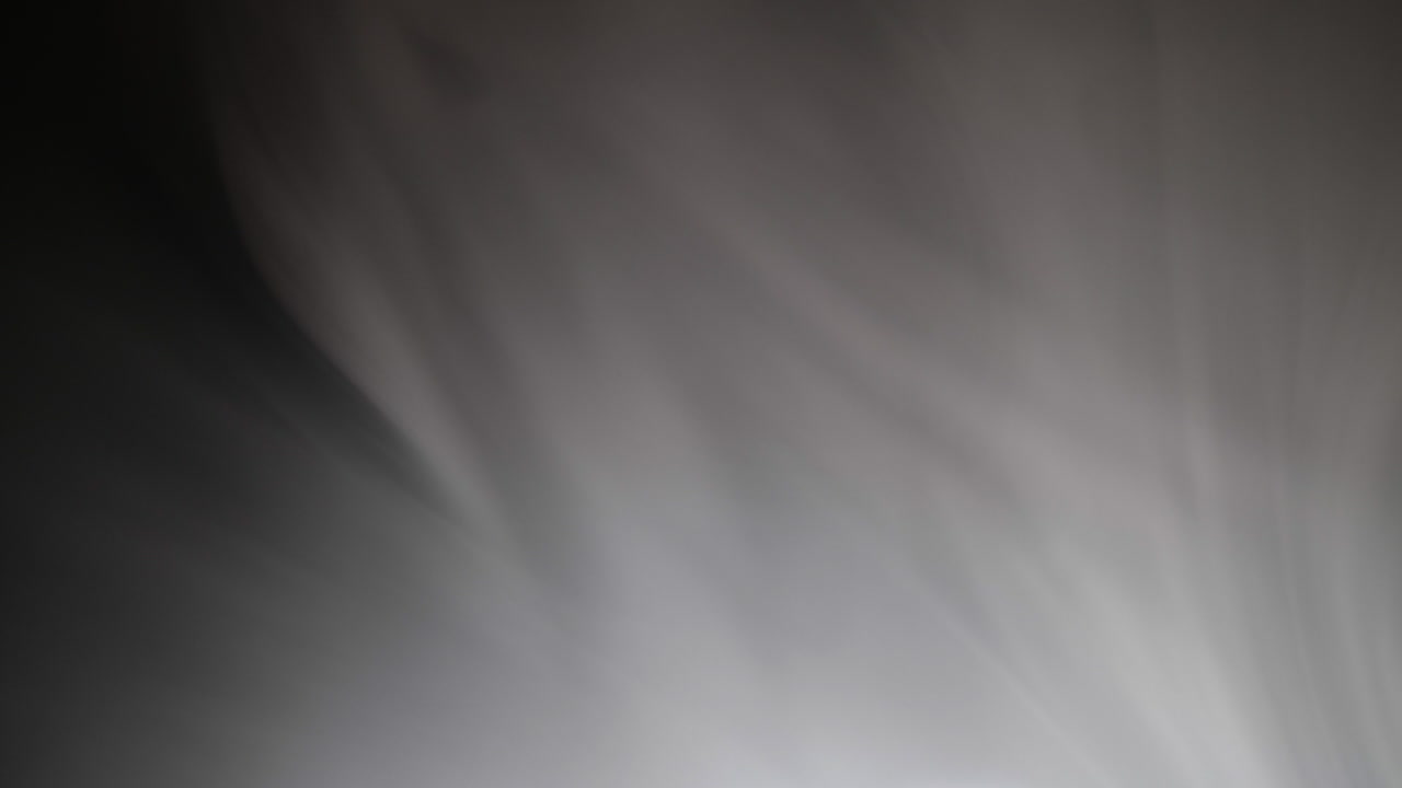 어두운 배경 앞에서 움직이는 추상적인 연기와 안개, 공상과학 소설, 공상 과학 소설 또는 할로윈 배경