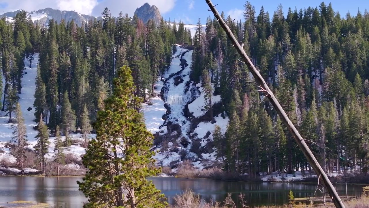 Drone aereo dei Twin Lakes incastonati nella regione di Mammoth Lakes in California, che evidenzia la natura selvaggia incontaminata, gli alberi sempreverdi e il terreno spettacolare.