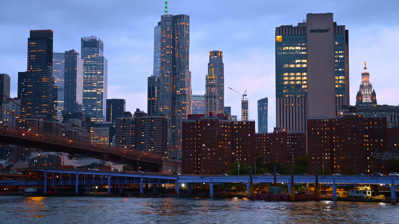 Nueva York, EE. UU., 1 de agosto de 2025: Rascacielos del Bajo Manhattan iluminados de noche en la ciudad de Nueva York. Rascacielos del Bajo Manhattan con una iluminación brillante.