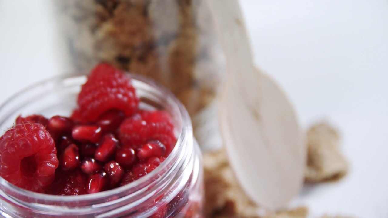 frambuesas y granadas en un frasco 4k