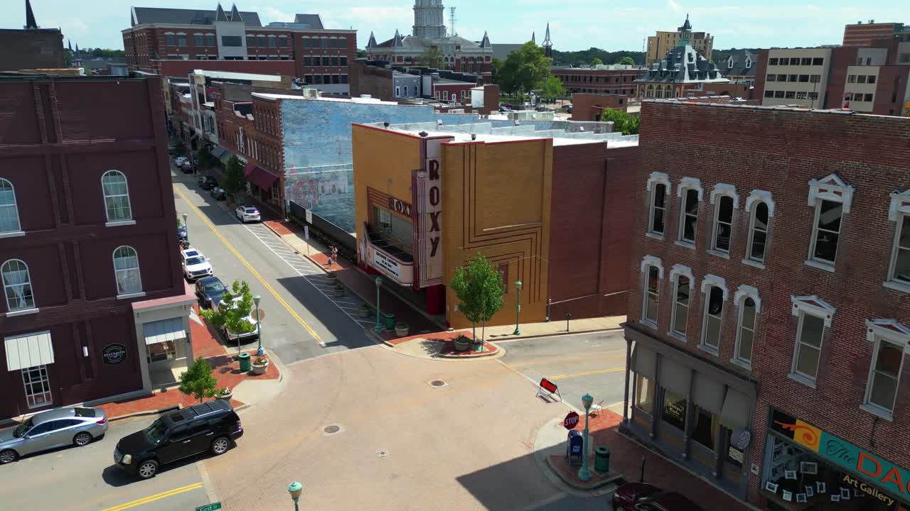 테네시 주 클라크스빌 시내에 위치한 록시 극장의 절반  ⁇ 도