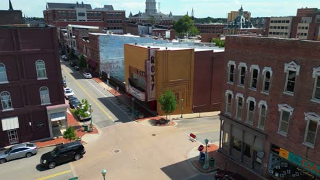la mitad de la órbita del teatro roxy ubicado en el centro de clarksville tennessee