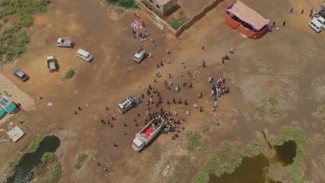 la fotografía cenital de las personas reunidas fue tomada por un dron mientras estaban siendo diezmadas por la inundación en sindh