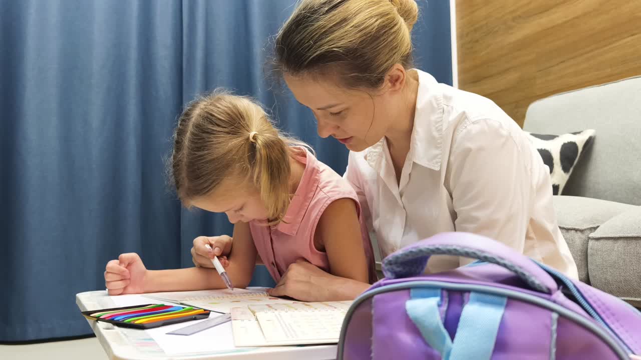 madre ayudando a su hija con los deberes