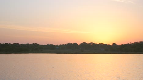 zonsondergang over het meer in sri lanka