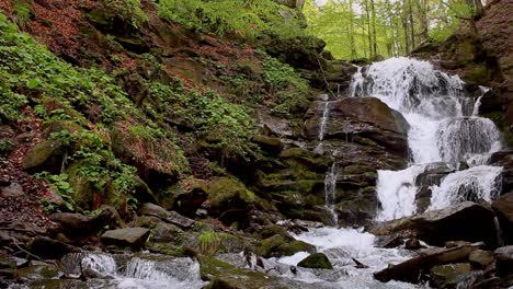 Gebirgswasserfalllandschaft.-Wildwasserbach-Auf-Felsen