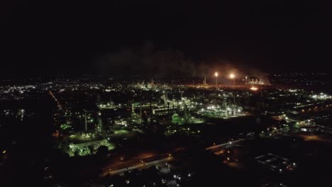 Toma-Aérea-De-Una-Refinería-En-Una-Noche-Contaminada