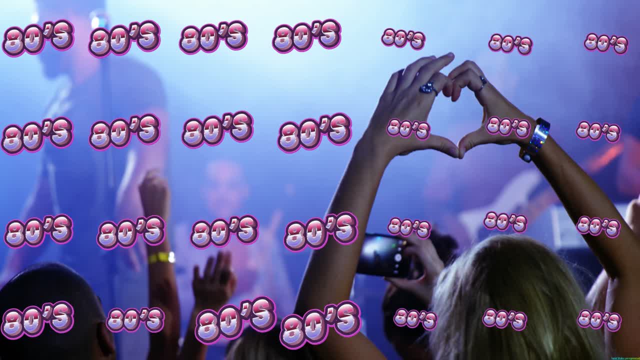 춤추고 파티하는 사람들 위에 80년대 네온 텍스트의 애니메이션