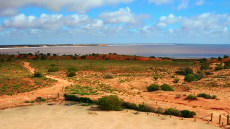 Coche-Aparcado-En-Un-Paisaje-Costero-Semiárido-En-El-Estado-De-Victoria-En-Australia